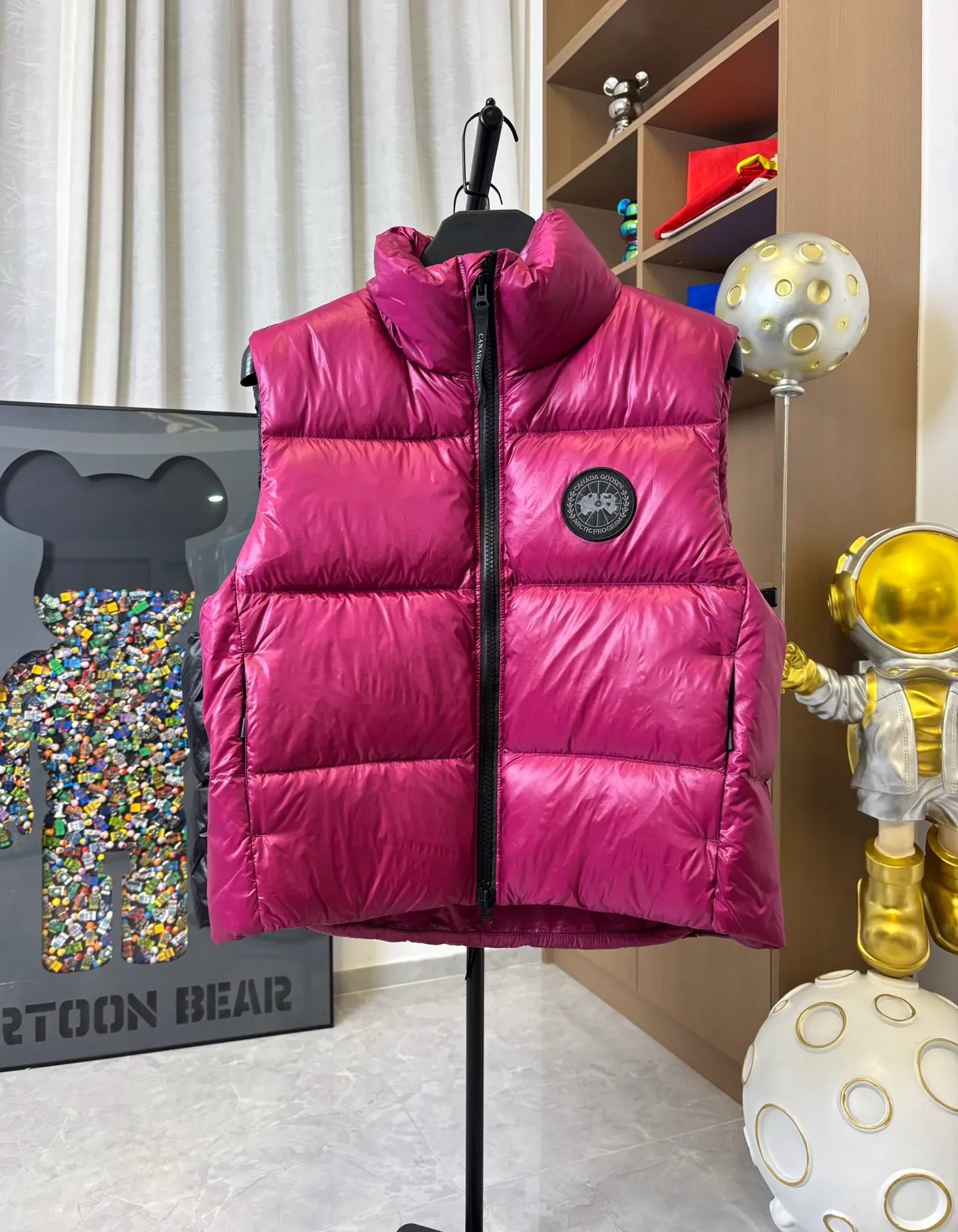 P570 Style number: DC194# [Canada Goose] Big Goose🦢National Standard 90 White Duck Down Puff Down Vest Canada Goose official website model 1:1:1 customized New national standard down cotton has better thermal insulation performance, is light and not heavy, and has good loft recovery after compression! Filled with 90% white duck down, it is the legendary warmest down jacket and is known as a must-have for Arctic outdoor sports! Waterproof, diamond-resistant and fade-resistant 24-count calendered woolen surface (waterproof level is consistent with the level of ball-bearing raincoats). Canada Goose has always been recognized as the warmest down jacket and the most popular down jacket in the world. Major celebrities are rushing to buy it, and it is a must-have! Five sizes complete!  Color: Black Rose Size: XS-S-M-L-XL [Picture 9️⃣Size Chart]